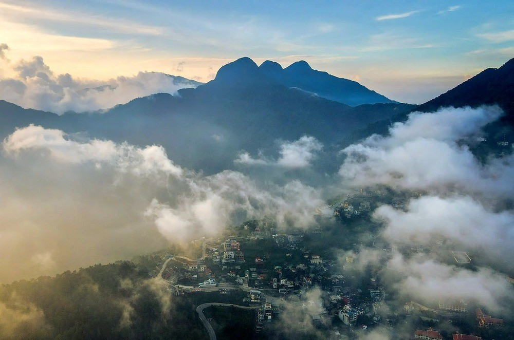 thi-tran-tam-dao-duoc-bao-quanh.jpg