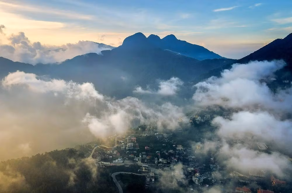 thi-tran-tam-dao-duoc-bao-quanh.jpg