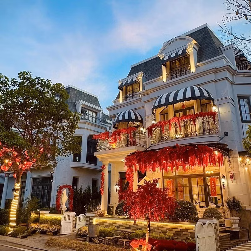 Căn biệt thự 300m2 tại Quận 7 mà vợ chồng nữ đại gia đang "ở tạm" trong lúc chờ biệt thự 400 tỷ