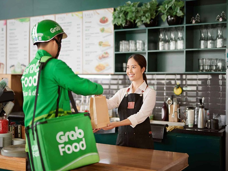 Theo báo cáo của Momentum Work năm 2024, GrabFood đang là nền tảng dẫn đầu thị trường giao đồ ăn grab-food-la-gi.jpg