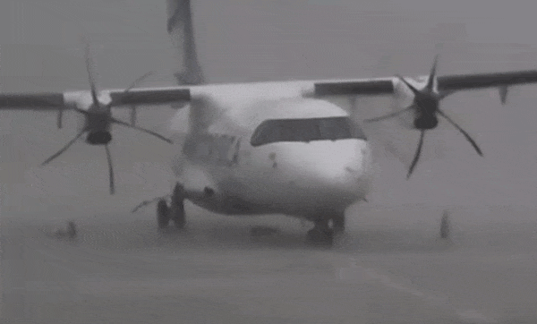 Gió giật trong bão suýt làm lật máy bay khi đang dừng trên đường băng