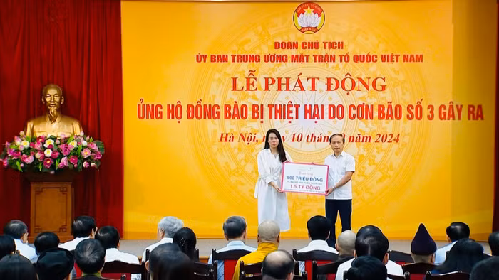 Như Trang trao tại MTTQ.jpg