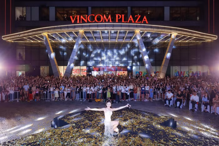 Vincom Retail là thương hiệu thuộc hệ sinh thái Vingroup, hiện đang quản lý và vận hành 87 TTTM, có mặt tại 47 tỉnh thành, dẫn đầu tại thị trường bán lẻ Việt Nam về mạng lưới và độ phủ hơn 1,83 triệu m2 mặt sàn cho thuê