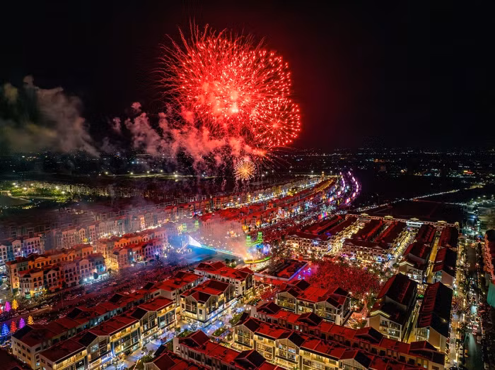 Tại Thủ đô Hà Nội, pháo hoa rực rỡ trên bầu trời đêm Grand World (Ocean City), nhuộm không gian và “biển người” trong sắc đỏ của màu cờ dân tộc vào ngày Quốc khánh 2/9 - là một trong những khoảnh khắc ấn tượng nhất đối với mỗi du khách