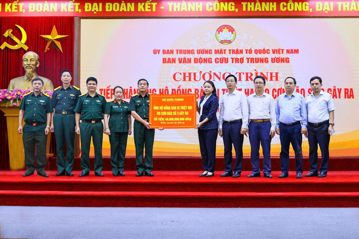 Đại tá Vũ Thị Hải Phượng, Phó Chủ tịch Hội đồng quản trị Ngân hàng TMCP Quân đội (MB) (thứ tư từ trái qua) đại diện MB cùng Bộ Quốc phòng trao số tiền ủng hộ