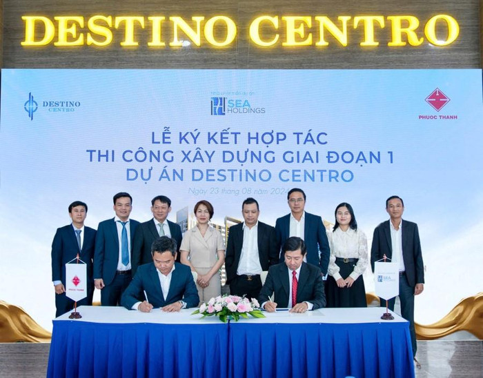 Ông Đỗ Duy Nghi, Phó Tổng giám đốc Seaholdings cùng ông Nguyễn Minh Tuấn, Tổng giám đốc Phước Thành ký kết hợp tác