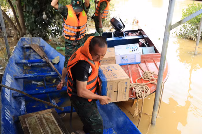 Vận chuyển các sản phẩm hỗ trợ người dân bị ngập lũ tại Phú Thọ. Nước tinh khiết TH true WATER là một trong số các sản phẩm có mặt ở tuyến đầu cùng các sản phẩm thiết yếu đến từ nhiều doanh nghiệp khác