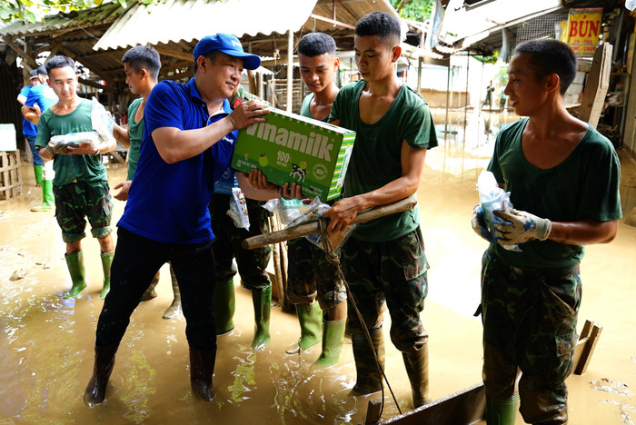 Vinamilk đem sữa, nước uống đến tận tay người dân và lực lượng đang làm nhiệm vụ khắc phục hậu quả bão lũ