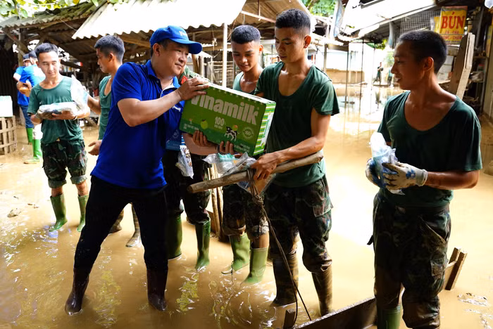 Vinamilk đem sữa, nước uống đến tận tay người dân và lực lượng đang làm nhiệm vụ khắc phục hậu quả bão lũ