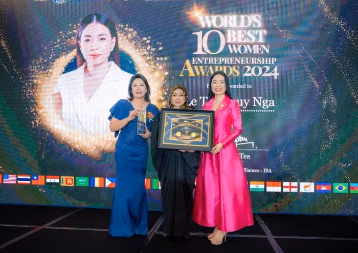 Nữ doanh nhân Lê Thúy Nga (bìa phải) nhận giải World's 10 Best Women Entrepreneurship Award 2024