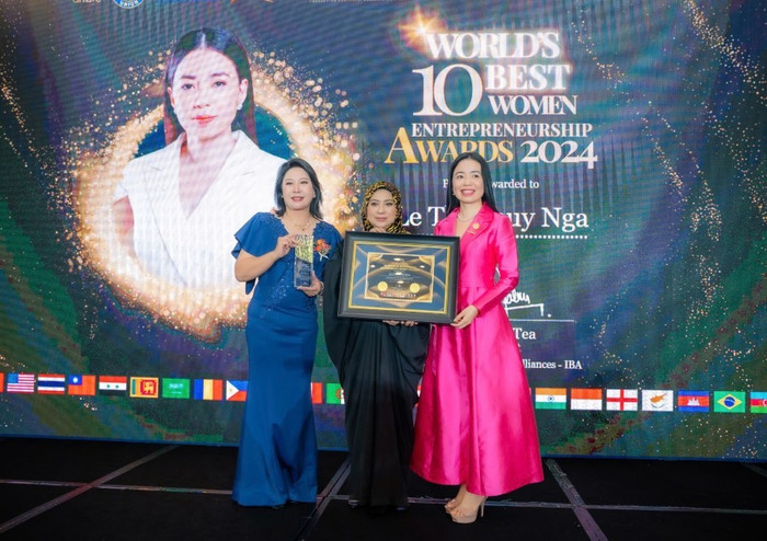 Nữ doanh nhân Lê Thúy Nga (bìa phải) nhận giải World's 10 Best Women Entrepreneurship Award 2024