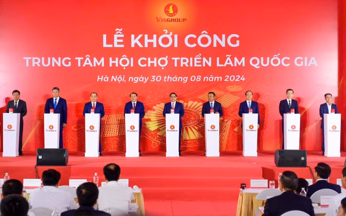 Thủ tướng Chính phủ Phạm Minh Chính, Bộ trưởng Bộ Văn hoá, Thể thao và Du lịch Nguyễn Văn Hùng, Chủ tịch UBND TP Hà Nội Trần Sỹ Thanh cùng các lãnh đạo bấm nút khởi công Trung tâm Hội chợ Triển lãm Quốc gia