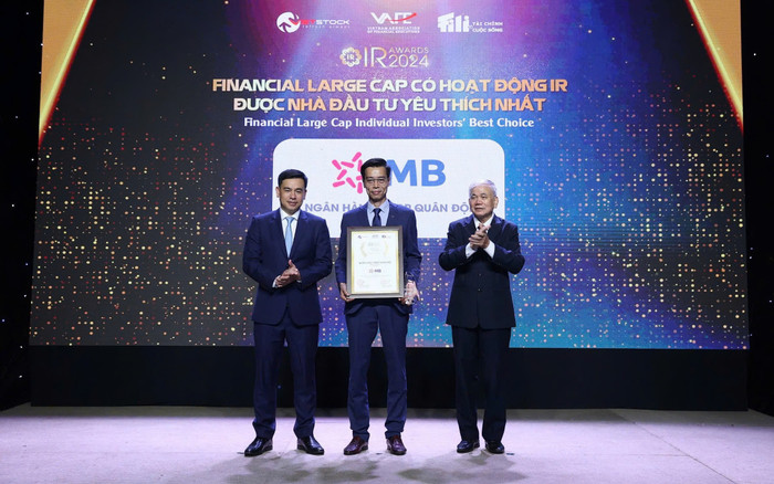 Ông Đàm Nhân Đức, Kinh tế trưởng đại diện MB nhận giải thưởng Financial Large Cap có hoạt động IR được Nhà đầu tư yêu thích nhất