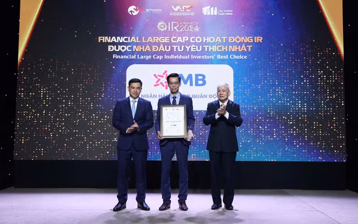 Ông Đàm Nhân Đức, Kinh tế trưởng đại diện MB nhận giải thưởng Financial Large Cap có hoạt động IR được Nhà đầu tư yêu thích nhất