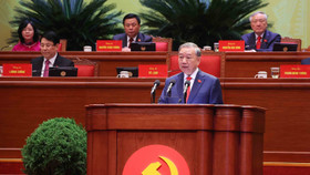 Tổng Bí thư Tô Lâm trình bày Báo cáo của Ban Chấp hành Trung ương Đảng khóa XIII về các văn kiện trình Đại hội XIV của Đảng. Ảnh: TTXVN