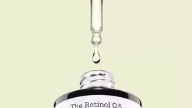Sản phẩm mỹ phẩm gồm COSRX The Retinol 0.5 Oil (số tiếp nhận Phiếu công bố 272740/25/CBMP-QLD cấp ngày 19/04/2025) - có Hồ sơ thông tin sản phẩm (PIF) nhưng không đầy đủ theo quy định pháp luật, bị cơ quan chức năng yêu cầu doanh nghiệp phải thu hồi và tiêu hủy toàn bộ sản phẩm