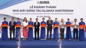 Cắt băng khánh thành nhà máy đóng tàu Alumax Amsterdam
