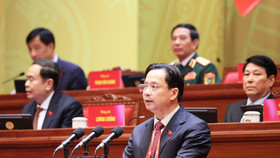 Đồng chí Hoàng Văn Nghiệm, Bí thư Tỉnh ủy, Trưởng Đoàn đại biểu Quốc hội tỉnh Sơn La, trình bày tham luận “Phát triển kinh tế xanh gắn với nông nghiệp ứng dụng công nghệ cao và du lịch sinh thái bền vững”. Ảnh: TTXVN