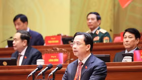 Đồng chí Hoàng Văn Nghiệm, Bí thư Tỉnh ủy, Trưởng Đoàn đại biểu Quốc hội tỉnh Sơn La, trình bày tham luận “Phát triển kinh tế xanh gắn với nông nghiệp ứng dụng công nghệ cao và du lịch sinh thái bền vững”. Ảnh: TTXVN