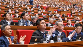 Các đại biểu dự phiên thảo luận ở hội trường chiều 21/1