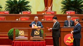 Tổng Bí thư Tô Lâm cùng các đồng chí lãnh đạo Đảng và Nhà nước bỏ phiếu bầu Ủy viên Trung ương chính thức và Ủy viên dự khuyết Ban Chấp hành Trung ương Đảng khóa XIV.