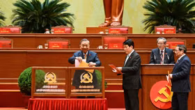 Tổng Bí thư Tô Lâm cùng các đồng chí lãnh đạo Đảng và Nhà nước bỏ phiếu bầu Ủy viên Trung ương chính thức và Ủy viên dự khuyết Ban Chấp hành Trung ương Đảng khóa XIV