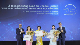 Ông Wagih Ahmed, Tổng Giám đốc L’Oréal Vietnam (bìa trái) và Jonathan W. Baker, Trưởng đại diện Unesco tại Việt Nam (bìa phải) trao học bổng cho ba nhà khoa học