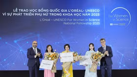 Ông Wagih Ahmed, Tổng Giám đốc L’Oréal Vietnam (bìa trái) và Jonathan W. Baker, Trưởng đại diện Unesco tại Việt Nam (bìa phải) trao học bổng cho ba nhà khoa học