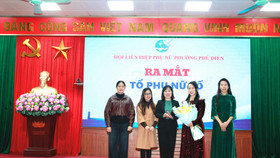 Đồng chí Hoàng Thị Thủy – Phó Bí thư Thường trực Đảng ủy phường Phú Diễn trao quyết định ra mắt Tổ phụ nữ số