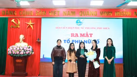 Đồng chí Hoàng Thị Thủy – Phó Bí thư Thường trực Đảng ủy phường Phú Diễn trao quyết định ra mắt Tổ phụ nữ số