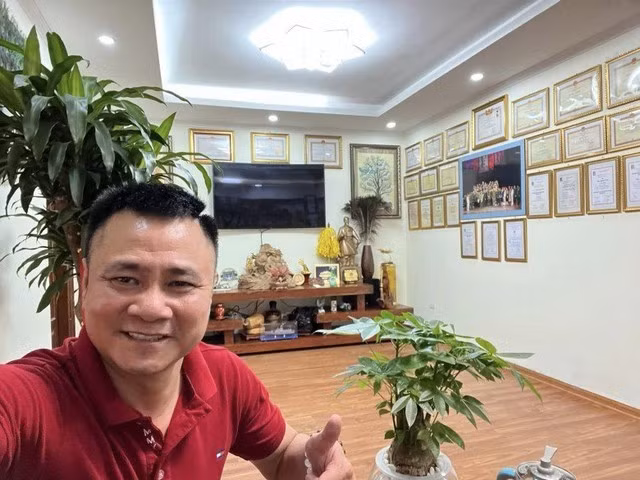 Trên trang cá nhân, NSND Tự Long đã từng chia sẻ một góc đặc biệt trong căn nhà - nơi anh cất giữ cả một “gia tài” sự nghiệp, nhanh chóng thu hút sự chú ý của đông đảo khán giả