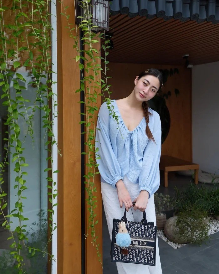 Không chỉ ghi điểm nhờ học vấn và nhan sắc, Lương Thùy Linh còn gây chú ý bởi phong cách thời trang hiện đại, chỉn chu với nhiều thiết kế đến từ các thương hiệu cao cấp ltl-5.jpg