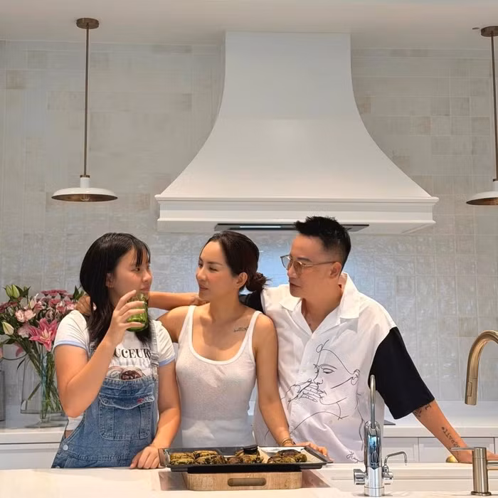 Không quá cầu kỳ hay phô trương, tổ ấm mới của Hoàng Bách và Thanh Thảo ghi dấu ấn bằng sự hiện đại, tinh tế cùng bầu không khí gia đình đầm ấm