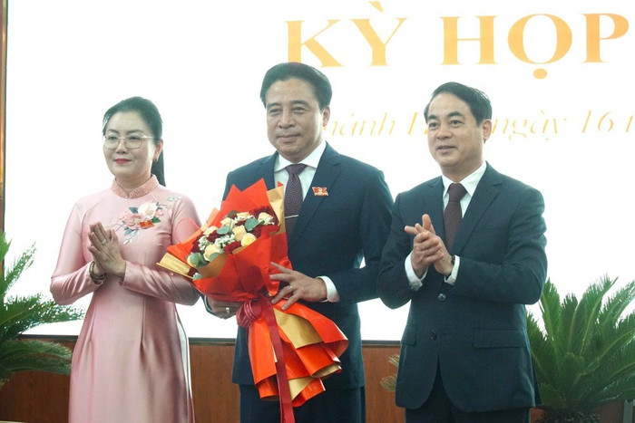 Bí thư Tỉnh ủy Khánh Hòa Nghiêm Xuân Thành tặng hoa chúc mừng tân Chủ tịch UBND tỉnh Nguyễn Khắc Toàn (ở giữa)