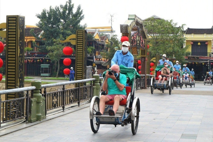 Du khách tham quan phố cổ Hội An bằng xe xích lô