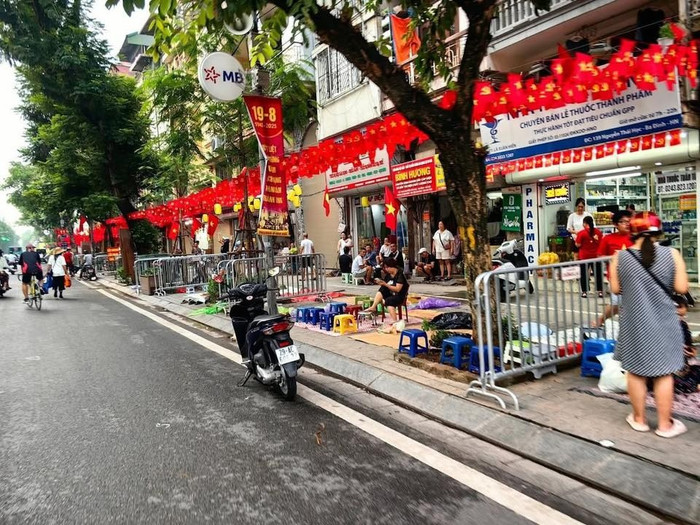 Đáng chú ý, vào sáng sớm ngày 29/8 nhiều người dân đã tay xách nách mang, quyết cắm chốt trên vỉa hè chỗ dọc các tuyến phố gần Quảng trường Ba Đình như Hùng Vương, Nguyễn Thái Học... với hy vọng có được chỗ đứng thuận lợi để quan sát 1.jpg