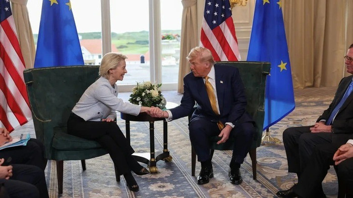 Tổng thống Mỹ Donald Trump bắt tay Chủ tịch Ủy ban châu Âu Ursula von der Leyen sau khi công bố thỏa thuận thương mại giữa Mỹ và EU tại Turnberry, Scotland ngày 27/. Ảnh: Reuters