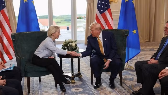 Tổng thống Mỹ Donald Trump bắt tay Chủ tịch Ủy ban châu Âu Ursula von der Leyen sau khi công bố thỏa thuận thương mại giữa Mỹ và EU tại Turnberry, Scotland ngày 27/. Ảnh: Reuters