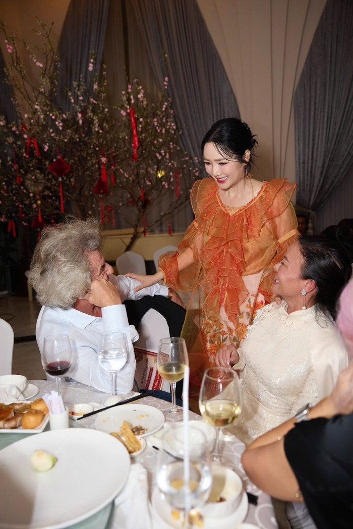 Người đẹp cho biết đây là dịp hội ngộ, hàn huyên cùng những người thân tình sau một năm nên đã chuẩn bị kỹ lưỡng từ khâu trang trí, thực đơn đến các tiết mục âm nhạc