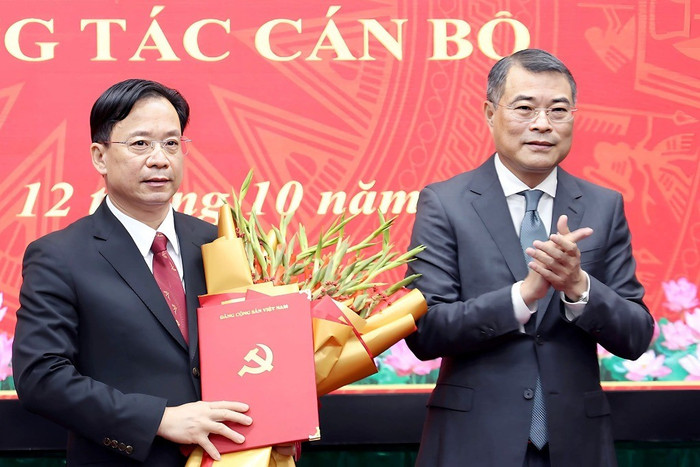 Trưởng Ban Tổ chức Trung ương Lê Minh Hưng trao quyết định của Bộ Chính trị điều động, chỉ định ông Hoàng Văn Nghiệm giữ chức Bí thư Tỉnh ủy Sơn La