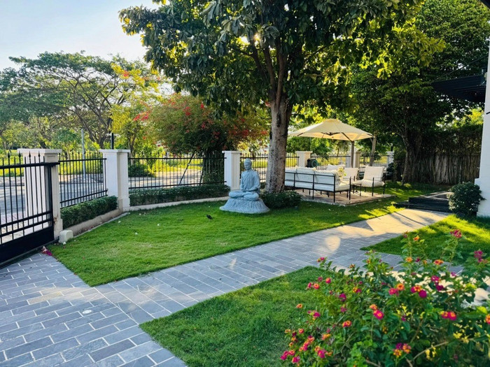 Trong khu vườn nhỏ, Quốc Trường trải cỏ, trồng cây cảnh và cây cho bóng mát. Là người sùng đạo Phật, anh dựng bức tượng Phật ngay trong sân