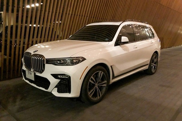 Sau đó, Trấn Thành mua thêm chiếc Mercedes-Benz S 400 L đời 2015, rồi Mercedes-Benz S 450 L đời 2018... Hiện tại, Trấn Thành đang sử dụng BMW X7 có giá 7 tỷ đồng dien-vien-tran-thanh-va-vo-co-kh-3.jpg