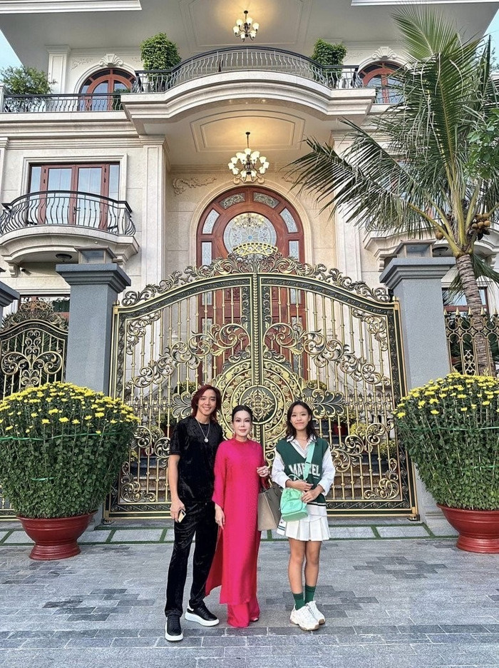 vo-chong-viet-huong-khoe-biet-th.jpg