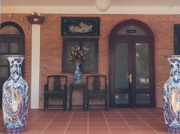 Ngoài ra còn có các gian nhà phụ trợ như nhà bếp, nhà kho, đài hóa vàng, gian tiếp khách thoáng đãng.