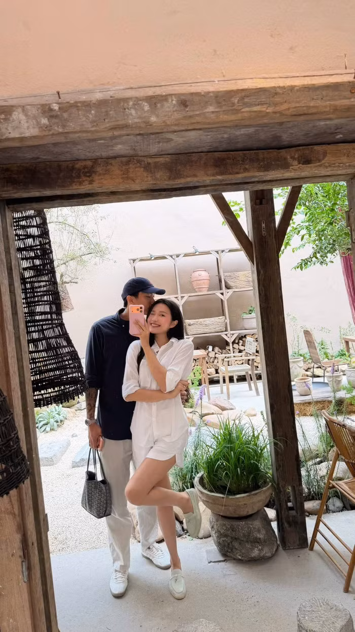Doãn Hải My dường như đặc biệt “sủng ái” mẫu Tote Nữ Goyard Mini Anju màu xám của Goyard khi thường xuyên mang theo trong nhiều lần xuất hiện đời thường. Thiết kế nhỏ gọn nhưng sang trọng, với họa tiết monogram đặc trưng giúp chiếc túi trở thành item được nhiều tín đồ thời trang yêu thích. Trên thị trường, mẫu túi này có giá khoảng 63 triệu đồng