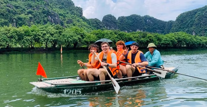 Việt Nam đón khoảng 12,2 triệu lượt khách quốc tế 6 tháng đầu năm, đạt gần 50% kế hoạch năm 2026