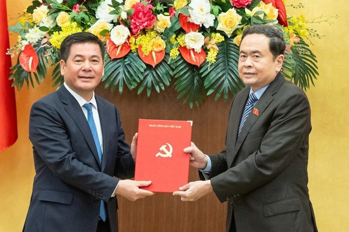 Chủ tịch Quốc hội Trần Thanh Mẫn trao quyết định cho ông Nguyễn Hồng Diên