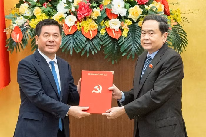 Chủ tịch Quốc hội Trần Thanh Mẫn trao quyết định cho ông Nguyễn Hồng Diên