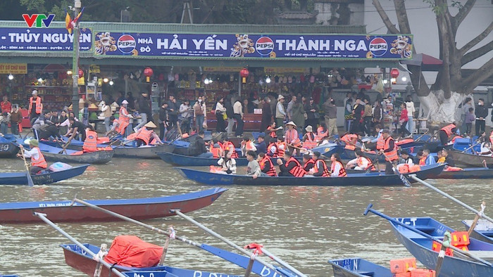 Du khách vãn cảnh chùa Hương