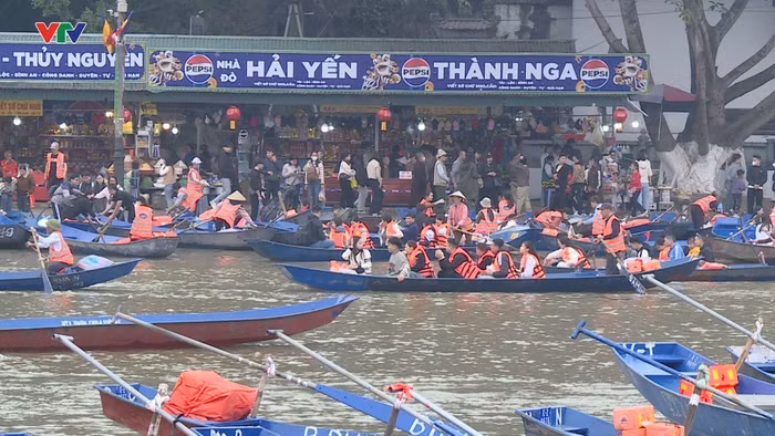 Du khách vãn cảnh chùa Hương
